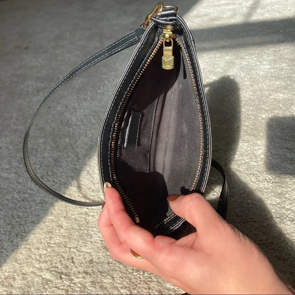 Louis Vuitton Black Epi Leather Sarvanga Crossbody Clutch Bag - Picture 9 of 15